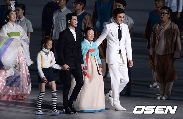Trong hình là Jang Dong Gun và Kim Soo Huyn trong lễ khai mạc.